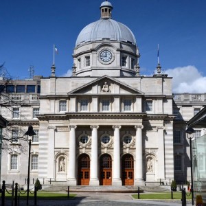 Government Buildings in Dublin, Sitz der Regierung: Für die zweite Hälfte der Legislaturperiode stellte Ministerpräsident Enda Kenny sein Kabinett um. In seinem überarbeiteten Regierungsprogramm legt er zudem künftig mehr Gewicht auf soziale Fragen.