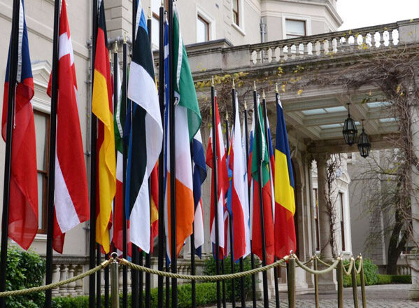 EU-Flaggen vor Farmleigh House, dem Gästehaus der irischen Regierung, in Dublins Phoenix Park.