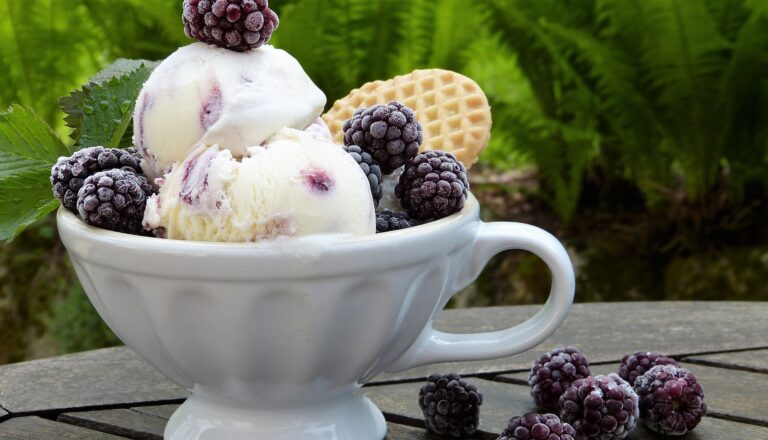 Sommerlicher Eisbecher