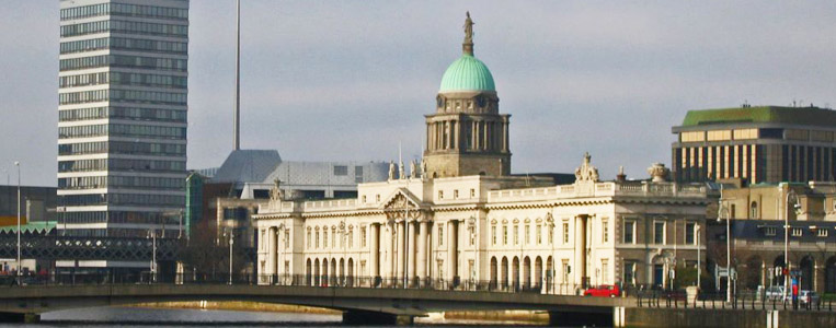 The Custom House von der Südseite des Liffey auf Höhe der Kreuzung Lombard Street East und City Quay