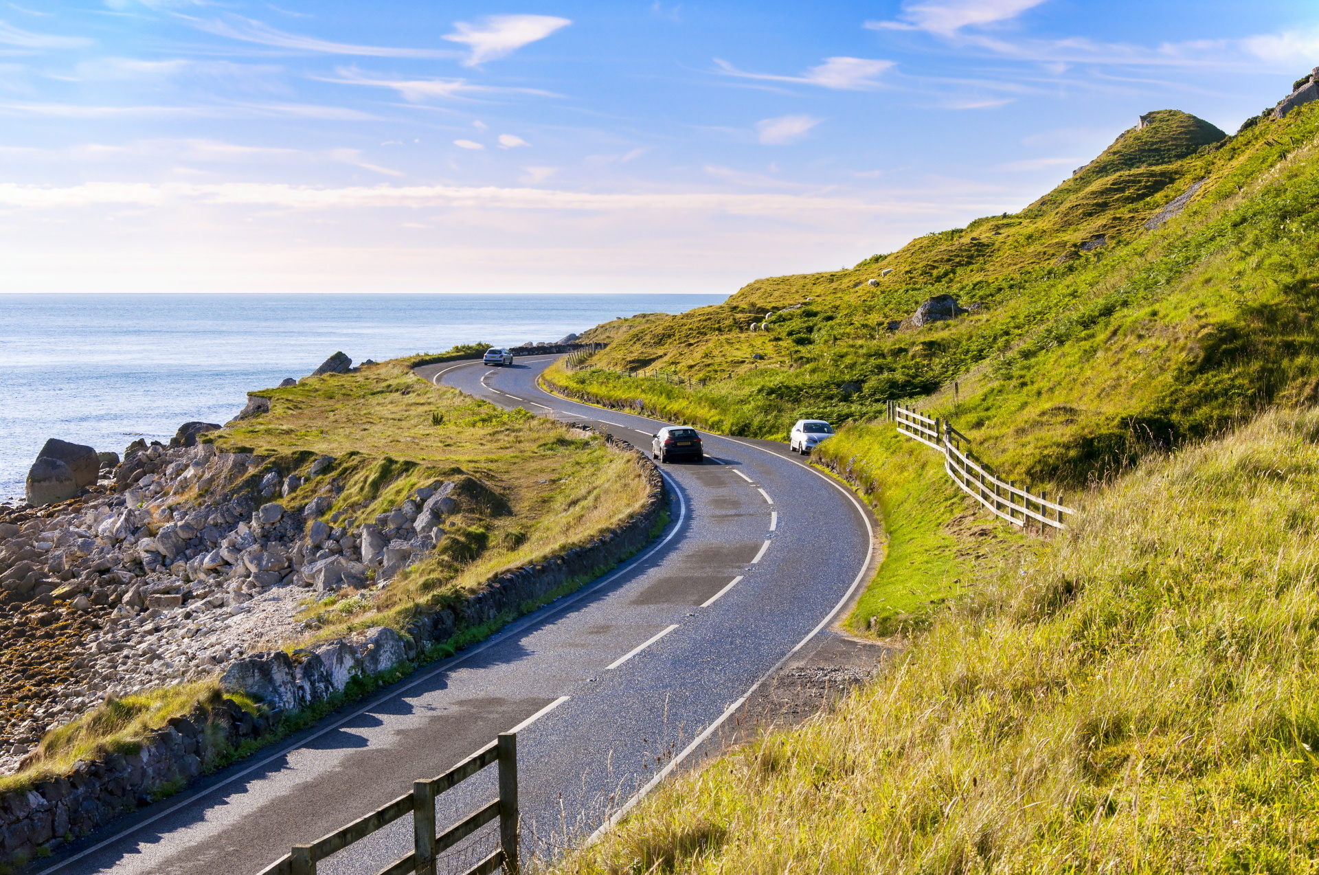 Grüne Küstenlandschaft in Irland